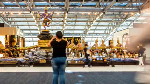 Мандрівників в аеропорту Бангкока Суварнабхумі - Timelapse — стокове відео