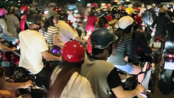 Tráfico nocturno en Ho Chi Minh City, Vietnam — Vídeos de Stock