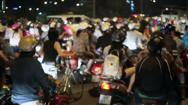 Tráfico nocturno en Ho Chi Minh City, Vietnam — Vídeo de stock