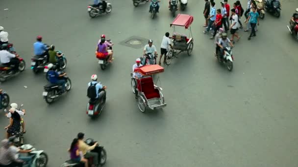 Tráfico en el distrito de Hoan Kiem, Hanoi, Vietnam — Vídeo de stock