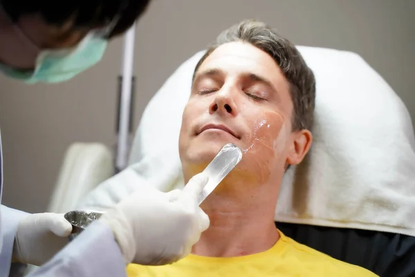 Closeup Homem Bonito Recebendo Gel Pele Para Preparar Terapia Luz — Fotografia de Stock