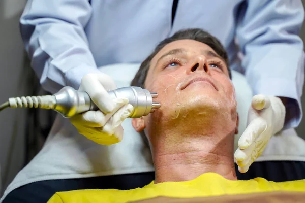 Närbild Stilig Man Som Har Terapi För Att Stimulera Ansiktshud — Stockfoto