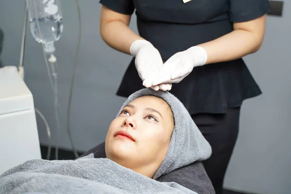 Closeup Beleza Enfermeira Show Creme Esfoliação Facial Nas Mãos Antes — Fotografia de Stock