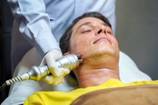 Closeup Homem Bonito Ter Terapia Para Estimular Pele Facial Tratamento — Fotografia de Stock