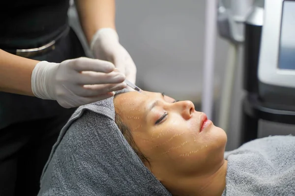 Zbliżenie Azjatyckie Piękności Otrzymują Serum Twarzy Kosmetologów Klinik Kosmetycznych Koncepcja — Zdjęcie stockowe