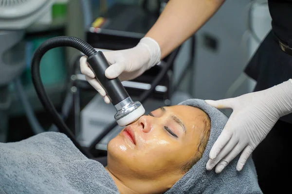 Closeup Asiático Mulher Beleza Ter Terapia Para Estimular Pele Facial — Fotografia de Stock