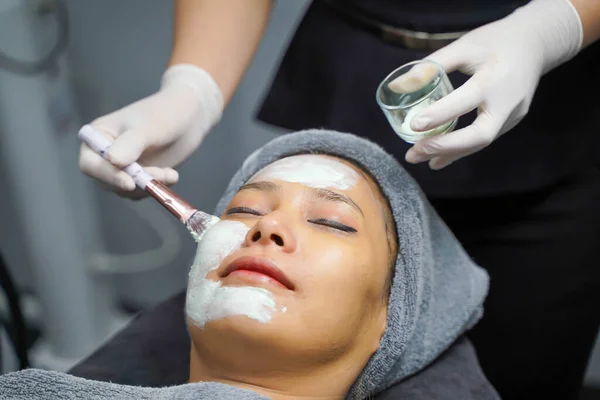 Kosmetolog Zbliżenie Pomocą Pędzla Kosmetycznego Stosowania Żel Twarzy Galaretki Twarzy — Zdjęcie stockowe