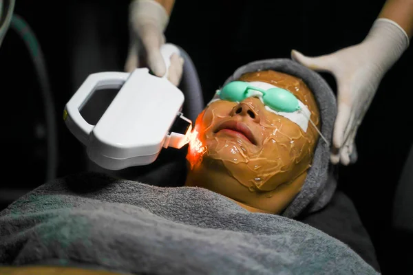 Zbliżenie Azji Piękno Kobieta Otrzymywać Laser Leczenie Profesjonalny Kosmetolog Dobre — Zdjęcie stockowe
