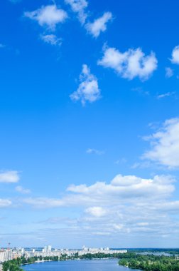 Bulutlu mavi gökyüzü