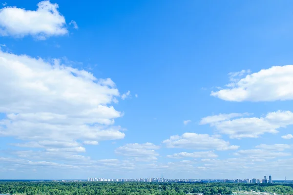 Blauwe lucht met wolk — Stockfoto