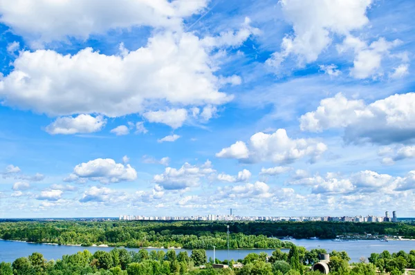 Blauwe lucht met wolk — Stockfoto