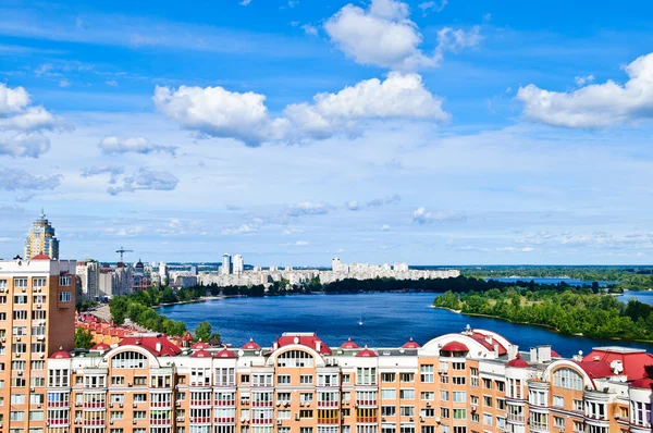 Blauer Himmel mit Wolken — Stockfoto