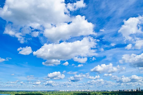 雲と青い空 — ストック写真