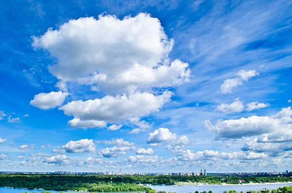 Μπλε ουρανός με σύννεφο — Φωτογραφία Αρχείου