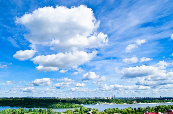 Cielo blu con nuvola — Foto Stock