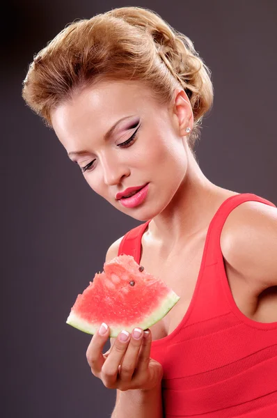 Kvinna äter vattenmelon — Stockfoto