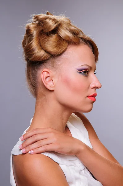 Portrait of young beautiful woman — Stock Photo, Image