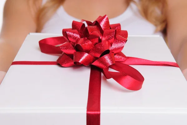 Hands holding gift box — Stock Photo, Image