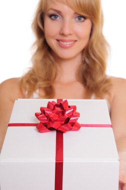 sarışın ve bir hediye kutusu