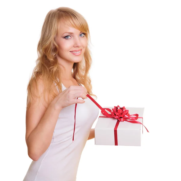 Blonde en een doos van de gift — Stockfoto