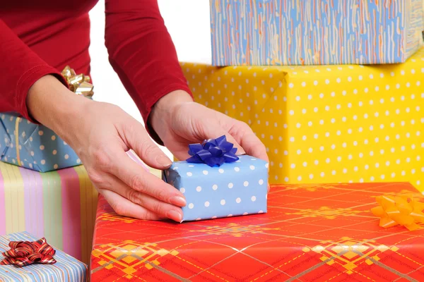 Vendedor oferecendo um presente — Fotografia de Stock