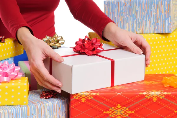 Seller offering a gift — Stock Photo, Image