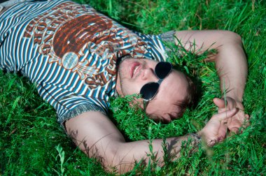 Çimenlerde yatan adam