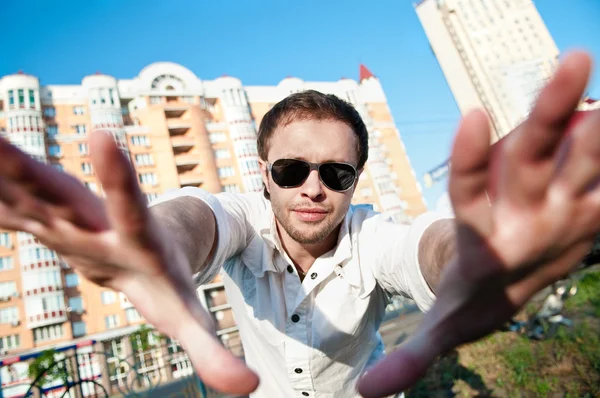 Hombre alegre al aire libre — Foto de Stock