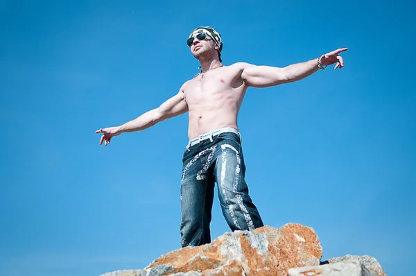 Man under blue sky — Stock Photo, Image