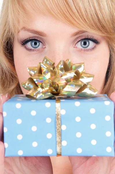 Woman holds a gift box — Stock Photo, Image