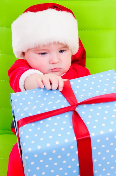 Kid holding gift box — Stock Photo, Image