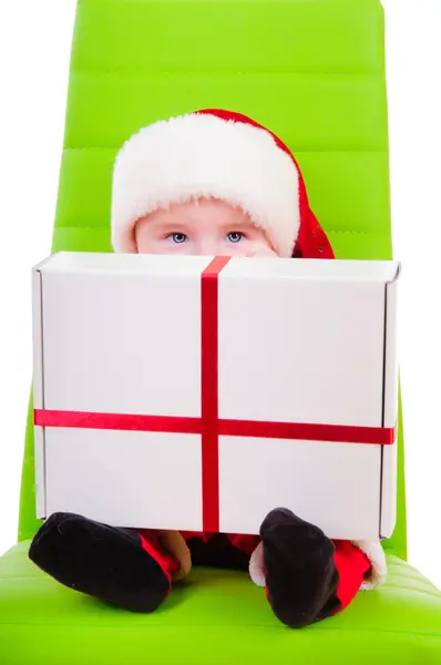 Ребенок держит подарочную коробку — стоковое фото