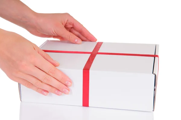 Mãos segurando caixa de presente — Fotografia de Stock