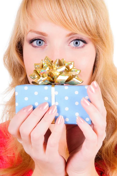 Woman holds a gift box — Stock Photo, Image