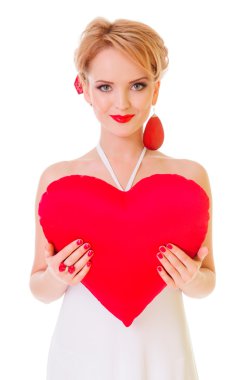 Sevgililer kalp tutan kadın