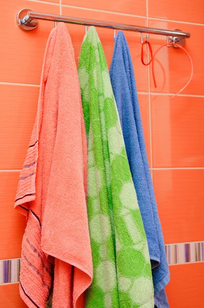Чистые полотенца ванная висит — стоковое фото