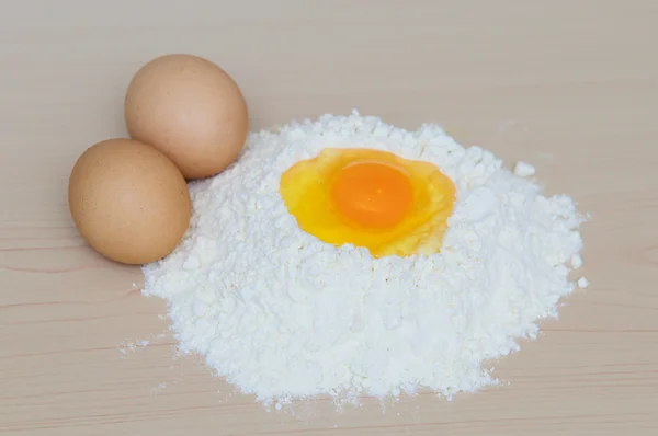 Yema de huevo sobre harina —  Fotos de Stock