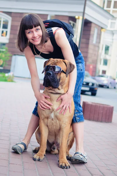 Femme et chien bullmastiff — Photo