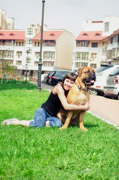 Femme et chien bullmastiff — Photo