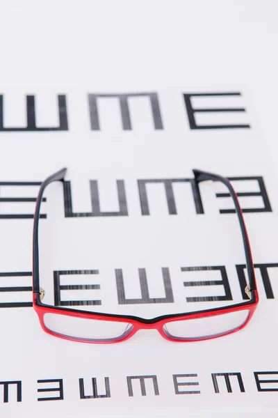 Olvasó szemüveg és a szem diagram — Stock Fotó