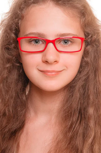Девушка в очках для чтения — стоковое фото