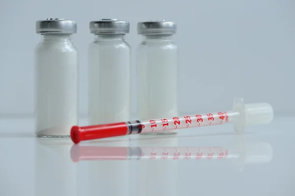 Spuiten en flesjes voor injectie — Stockfoto