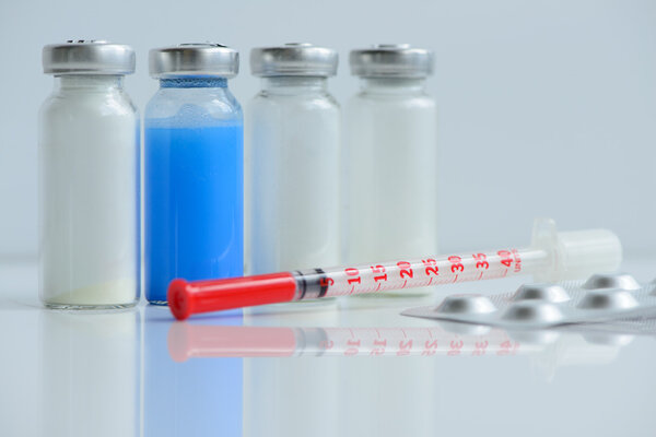 шприцы таблетки и флаконы
