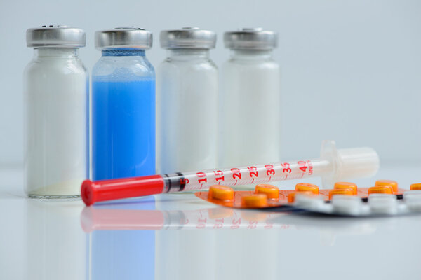 шприцы таблетки и флаконы
