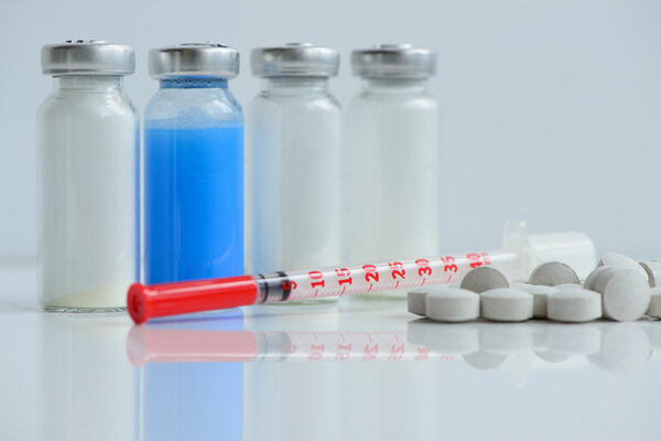 шприцы таблетки и флаконы
