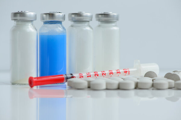 шприцы таблетки и флаконы
