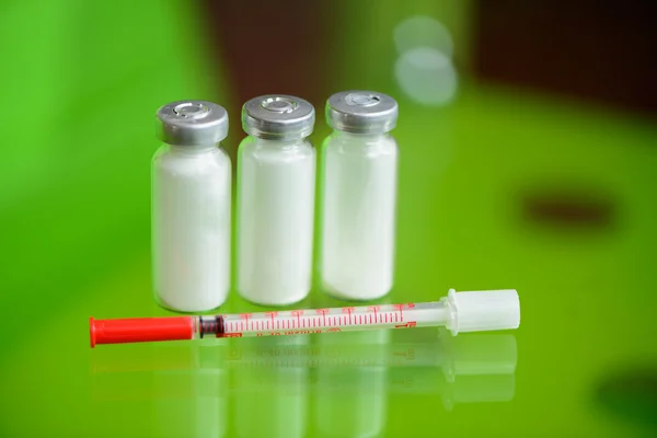 Jeringas y viales inyectables — Foto de Stock