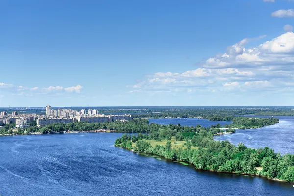 Ciel bleu et rivière — Photo