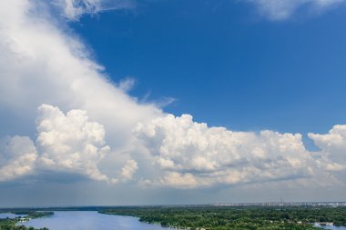 Mavi gökyüzü ve nehir