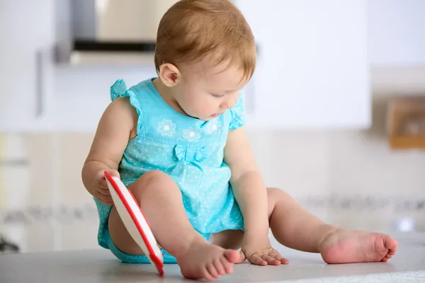 Baby i köket — Stockfoto